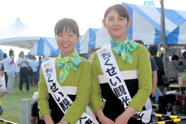 ちくせい観光大使の加納奈々さんと竹内久美子さん（筑西市関城支所）