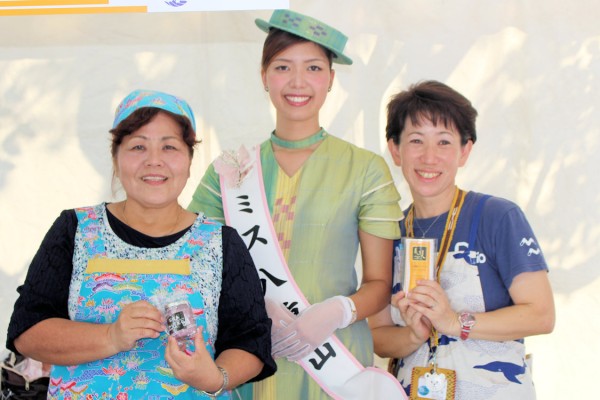 ミス八重山の大久奈織さんと川平観光農園（石垣市）の販売員の皆さん（クイーンズスクエア横浜クイーンズパーク）