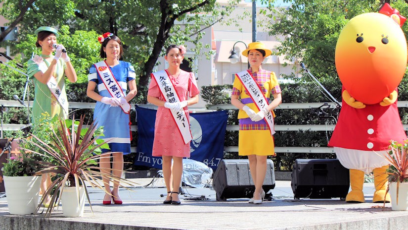 ミス八重山の大久奈織さん、ミス宮古島の宮国美里さん、久米島紬観光レディーの喜友村真夢さん、てだこレディの吉永昌代さん、豊見城市のアゴマゴちゃん（沖縄チャンプルーカーニバル）