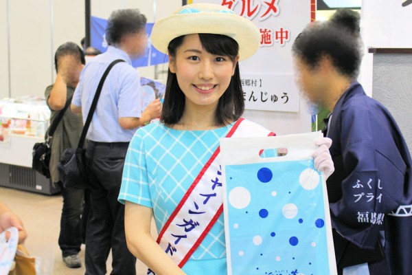 「サンシャインガイドいわき」の山下今日子さんはツーリズムEXPO2017で観光パンフを配布しておられます（R-38ブース前）