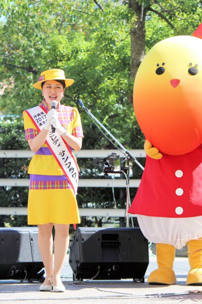 てだこレディ（浦添市）の吉永昌代さん　右は豊見城市のアゴマゴちゃん（沖縄チャンプルーカーニバル）