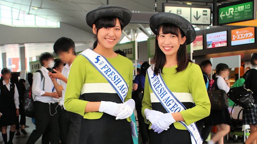 フレッシュあげおの安野久美さんと望月瑞穂さん（JR上尾駅）