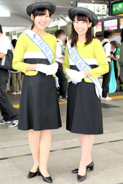 「フレッシュあげお」の安野久美さんと望月瑞穂さん（JR上尾駅）