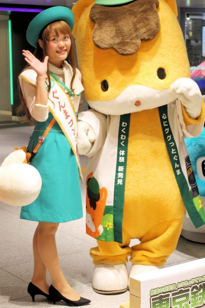 ぐんまコンシェルジュの鎌田あかりさんと群馬県のぐんまちゃん（東京鉄道祭）