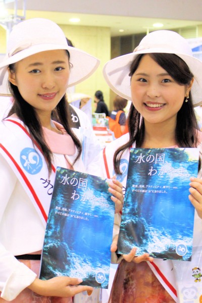 ツーリズムEXPOジャパンで和歌山県の観光資源をPRする「きのくにフレンズ」の中屋藍さんと泉妃名子さん