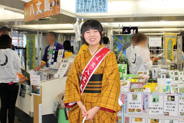 物産のPRを行うミス八丈島の小宮山千聖さん（東京愛らんどフェア）