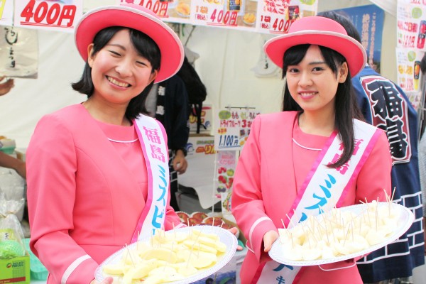 「福島フェス」で試食宣伝を行うミスピーチキャンペーンクルーの菊地由貴さんと柏原若奈さん（六本木ヒルズアリーナ）