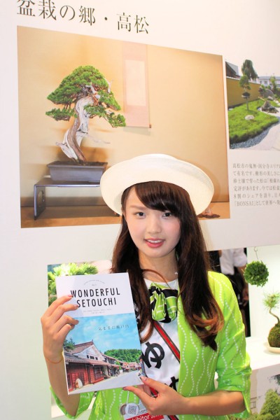 高松ゆめ大使さんはツーリズムEXPOジャパンで高松市の盆栽をPR（大沢享花さん）