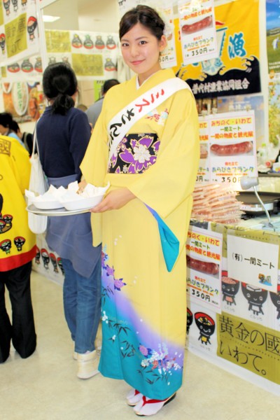 ミスさんさ踊りさんは実りのフェスティバルで試食宣伝に活躍（横山友梨香さん）