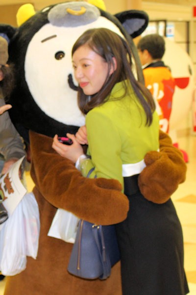 上樂栞さんをしっかりと抱きしめる「みやさき犬｢ひぃ｣くん」
