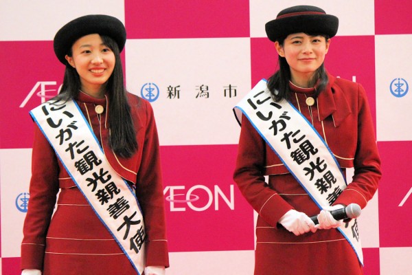 新潟市フェアで観光PRに活躍する「にいがた観光親善大使」の田中杏奈さんと佐藤望美さん（イオンレイクタウンmori）