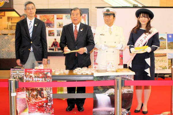 伊豆産直市で来場者にお餅を配る主催者、来賓、関係者の皆さん（JR上野駅）