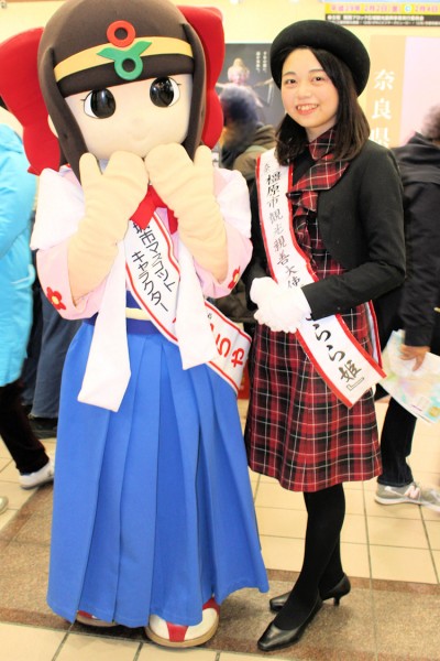 橿原市観光親善大使さらら姫の吉岡新菜さんと葛城市の蓮花ちゃん（横浜新都市プラザ）