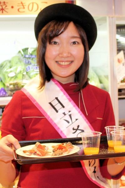 試食宣伝に活躍する日立さくらメイツの小川久美子さん（茨城マルシェ）