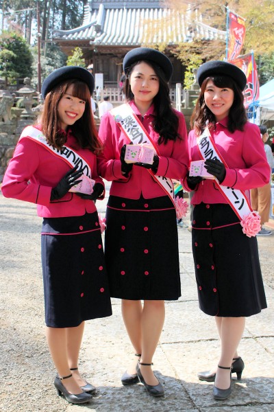 深谷フラワークィーンの新井栞さん、大澤宏味さん、首藤美来さん（ふかや桜まつり）