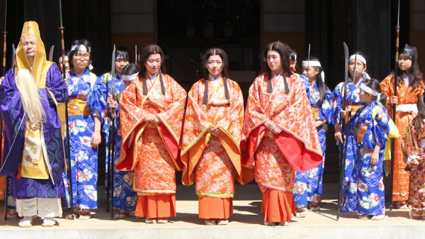 弘経寺で行われた天樹祭に列席する常総市観光大使千姫さま