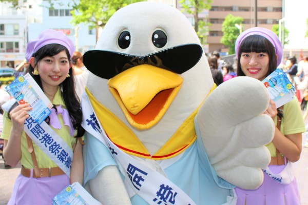 横浜開港祭親善大使の渡邊実桜さんと木村優美香さん 中央はハマー君