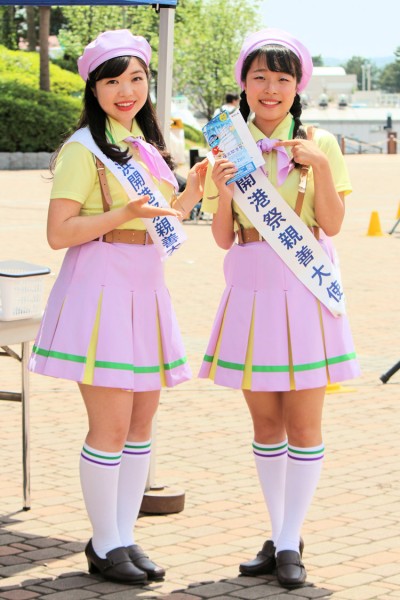 横浜開港祭親善大使の福田晃菜さんと松沢優花さん（八景島シーパラダイス）