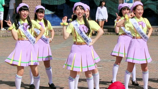 渡邊実桜さんセンターの布陣でダンスに臨む横浜開港祭親善大使の皆さん（八景島シーパラダイス）