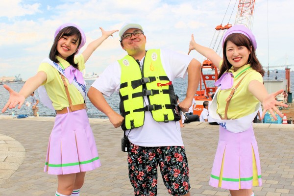 横浜開港祭親善大使の山﨑理絵さん（左）、橋本薫乃さん（右）、ボート体験操船会インストラクターのお兄さん（中央）