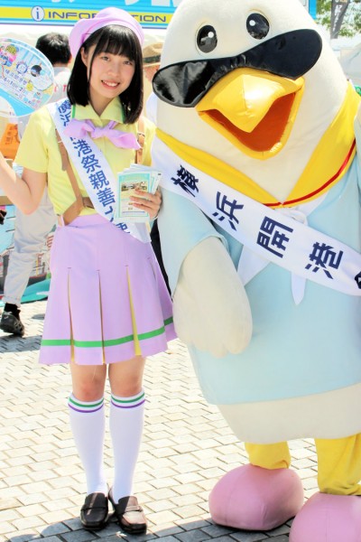 野尻桃香さんは横浜開港祭親善大使として開港祭本番で活躍。右はハマー君（臨港パーク）
