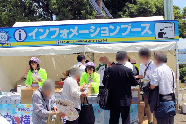山﨑理絵さんと加藤千華さんは横浜開港祭親善大使として開港祭本番で来場客案内に活躍（臨港パーク）