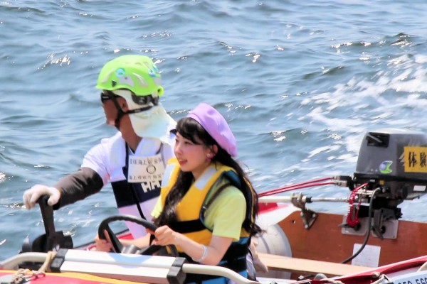 ボートを操縦する横浜開港祭親善大使の渡邉実桜さん（臨港パーク）