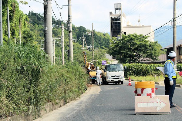 西日本豪雨で道路に流入した土砂を撤去中の箇所（京都府道2号線宮津市街地-文殊間）