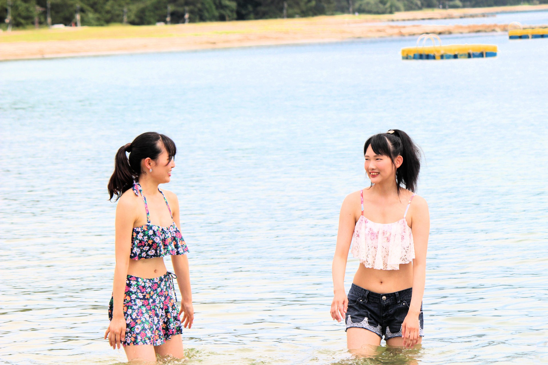 天橋立海水浴場海開きで初泳ぎを楽しむプリンセス天橋立のお二人（2018年7月）