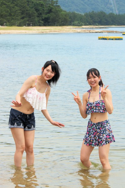 海開きのイベントで報道カメラに応じるプリンセス天橋立の佐渡美由紀さんと中西瑞貴さん（天橋立海水浴場）