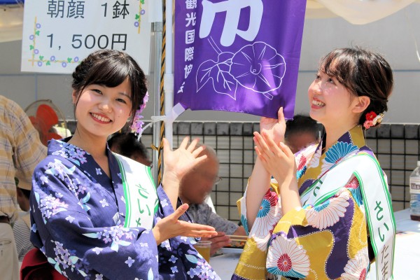 羽田佳菜さんと松村茉由子さんは「さいたま小町」として人形のまち岩槻朝顔市で活躍（岩槻駅東口クレセントモール）