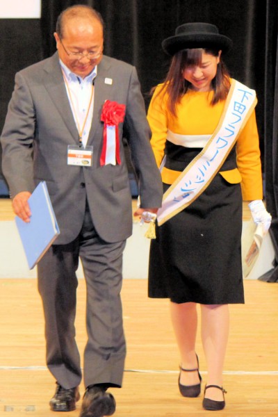 下田市（静岡県）の土屋徳幸副市長と下田フラワーミッションさん（2017年）