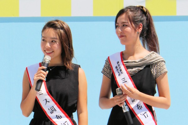 ミス調布2017の石坂翔子さんと山﨑加奈子さん（調布よさこい開会の挨拶）