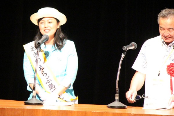 おきのえらぶ島観光大使の今榮歌菜子さんと和泊町の前田修一副町長（フラワー都市交流協議会）