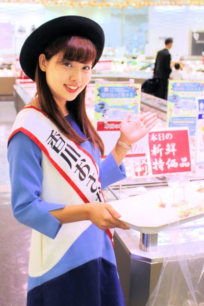 香川おさかな大使の嶋津菜摘さんはオリーブハマチの試食宣伝に活躍（荻窪タウンセブン）