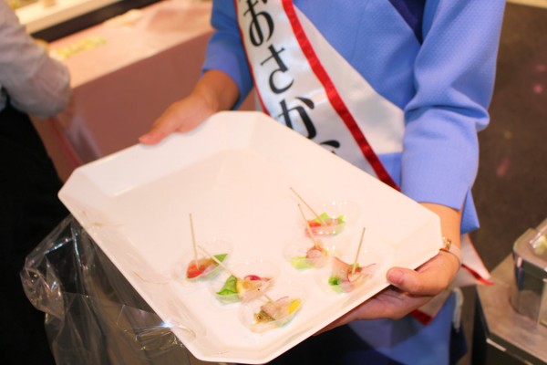 香川県産のオリーブハマチは香川おさかな大使さんによって試食宣伝に供されて好評（嶋津菜摘さん）