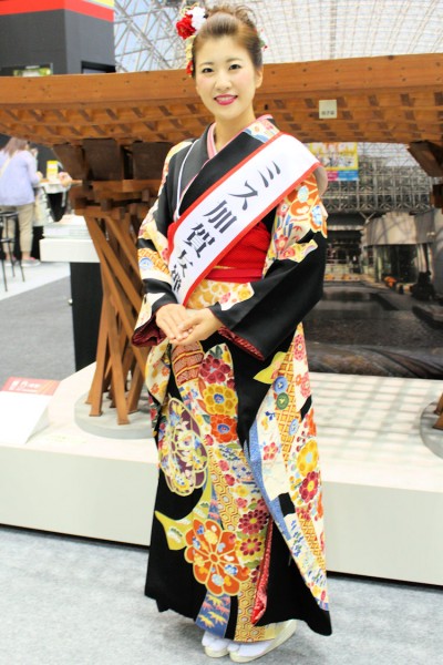 ミス加賀友禅さんはツーリズムEXPOジャパンで加賀染をはじめとする日本美をPR（石村美侑さん）