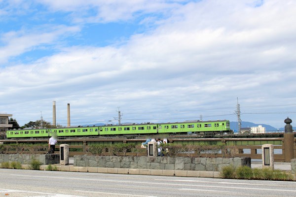 JR奈良線の電車（宇治川）