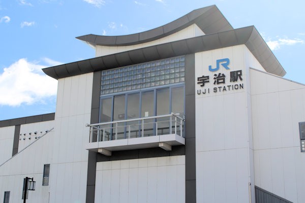 JR奈良線の宇治駅（京都府宇治市）