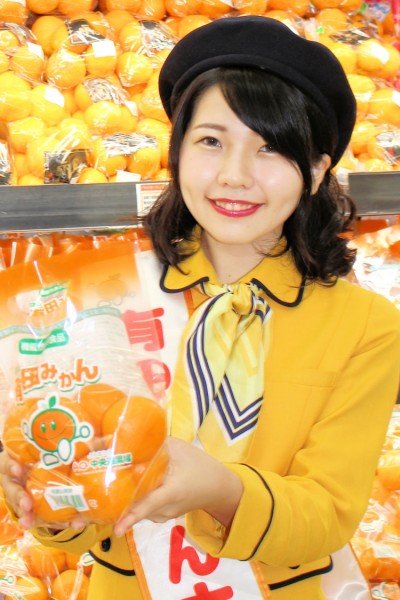 有田みかん大使の津野紘菜さんは オーケーストア新山下店で販促に活躍 （お店の許可を得て撮影掲載しています）