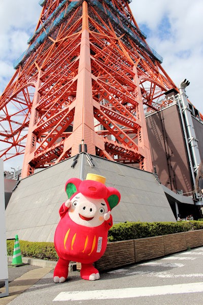東京タワーに登場した大船渡市の「おおふなトン」（東京都港区）