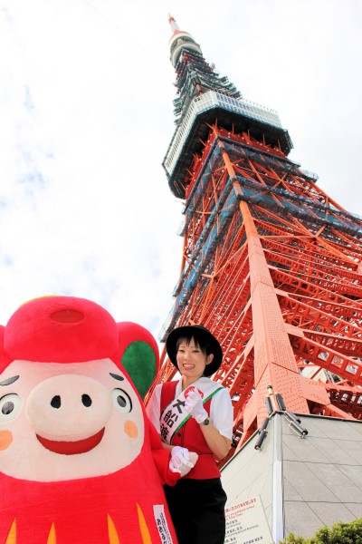 東京タワーの麓で撮影に応じる大船渡市の「つばき娘」と「おおふなトン」