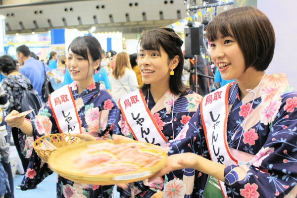 鳥取しゃんしゃん鈴の音大使の博田舞さん、森七海さん、上田夢莉さん（ツーリズムEXPOジャパン）