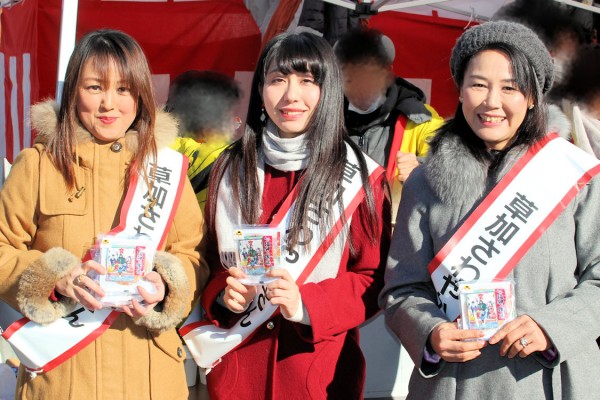 「草加さわやかさん」の渡邊洋子さん、石田琴美さん、内藤美和さんは拝観者に甘酒を振舞っておられます（松寿山不動院東福寺 草加市）