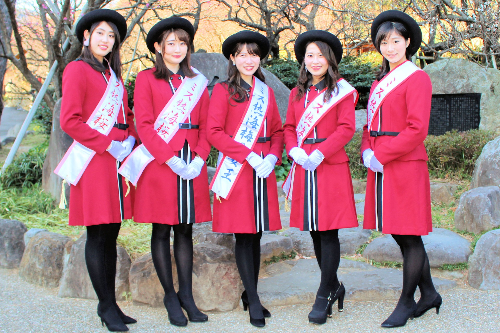 ミス熱海の皆さん（桜娘の山﨑早也香さんと坂口莉果子さん、梅の女王の増田玲未さん、梅娘の小森眞綾さんと杉崎真琴さん）