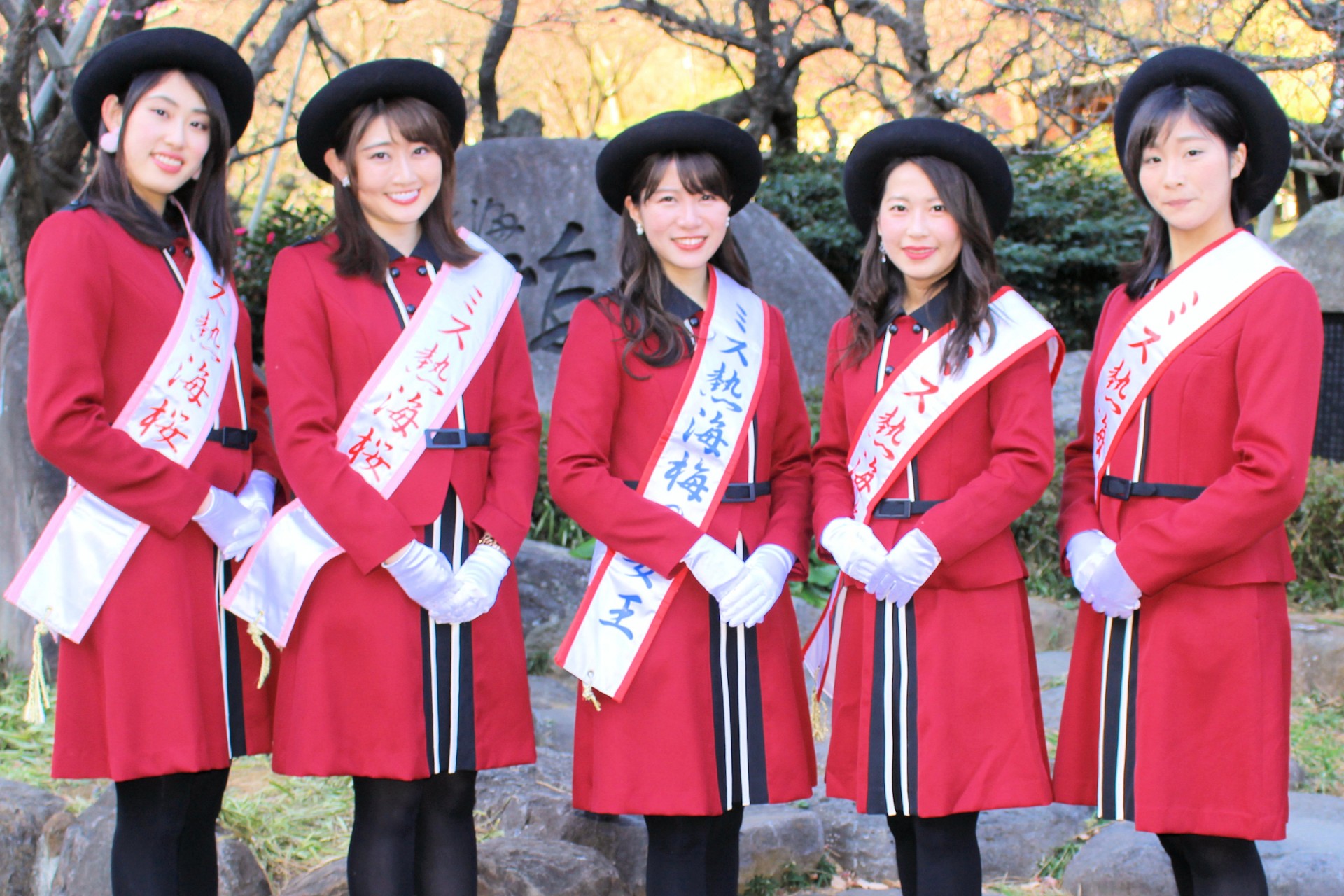 第30代ミス熱海の皆さん（桜娘の山﨑早也香さんと坂口莉果子さん、梅の女王の増田玲未さん、梅娘の小森眞綾さんと杉崎真琴さん）