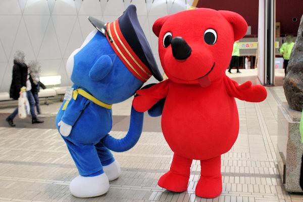 千葉都市モノレールのモノちゃんと千葉県のチーバくん（千葉県文化会館 千葉市中央区）