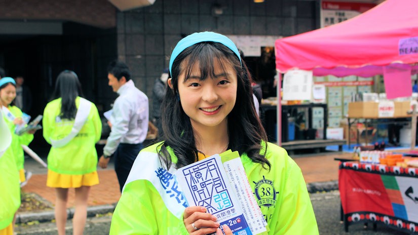 横浜開港祭をPRする齋藤千歩さん（野毛大道芸）