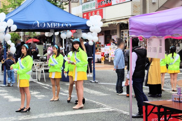 PR活動を行う横浜開港祭親善大使の皆さん（横浜市中区）