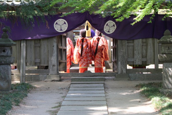 天樹院殿御廟（千姫の墓）に参拝する常総市観光大使千姫さまの皆さん（弘経寺 常総市）